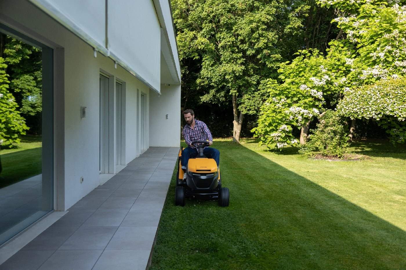 Stiga Akku-Rasentraktor Estate 384e mit 5 A Ladegerät, ohne Akku