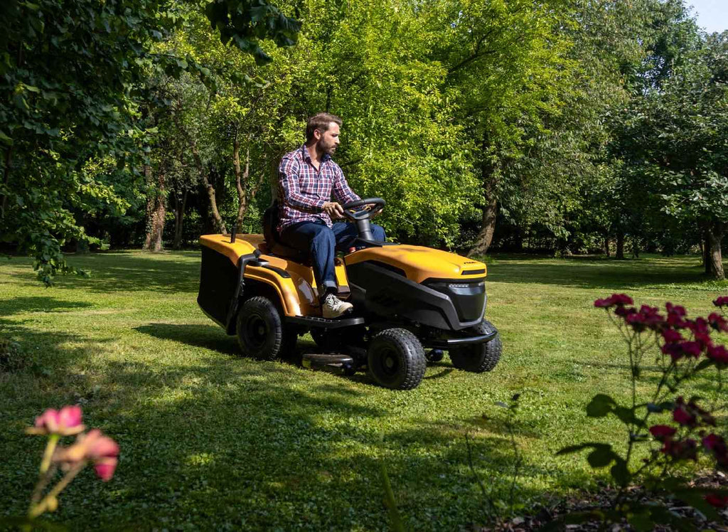Stiga Akku-Rasentraktor Estate 384e mit 5 A Ladegerät, ohne Akku